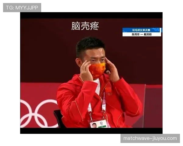 陈雨菲训练完啃鸡腿的样子，真的很难和赛场上那个杀气腾腾的她联系起来